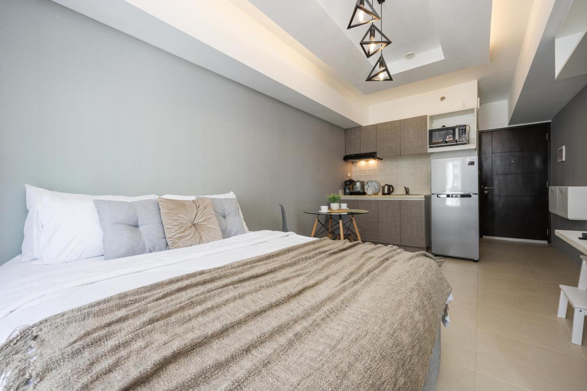 Furnished In Avida Towers Riala, It Park With Pool View, Fast Wifi, Netflix And
