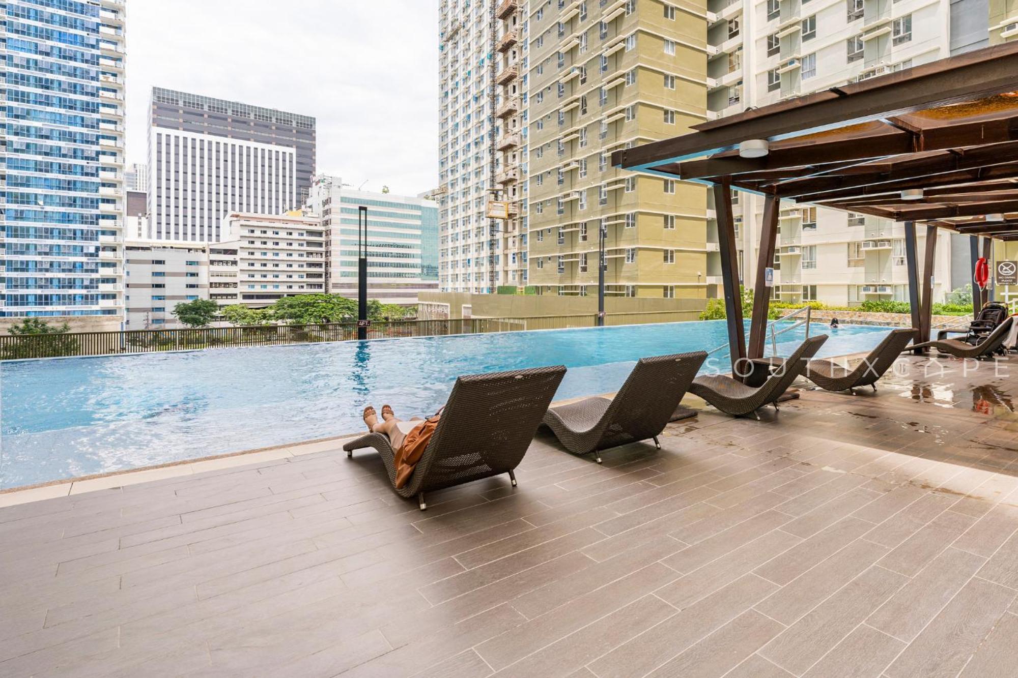 Furnished In Avida Towers Riala, It Park With Pool View, Fast Wifi, Netflix And Apartment